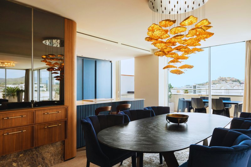 Luxury penthouse with urban flair in the marina - 4