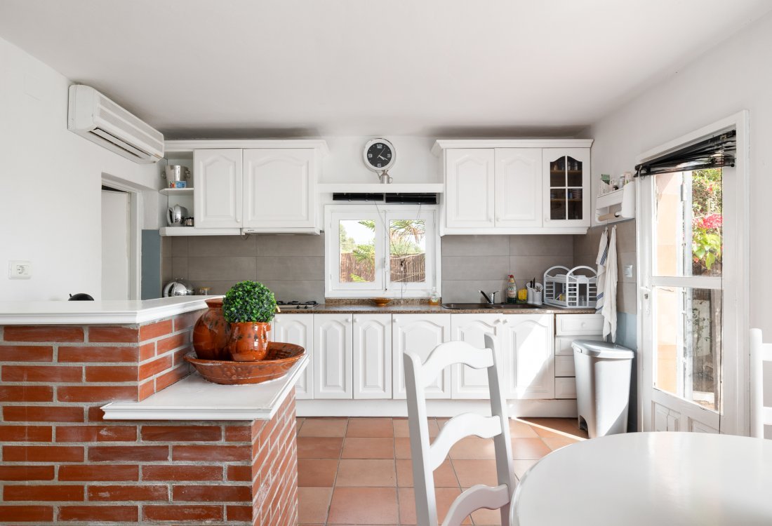 Charming house with private pool close to town - 9
