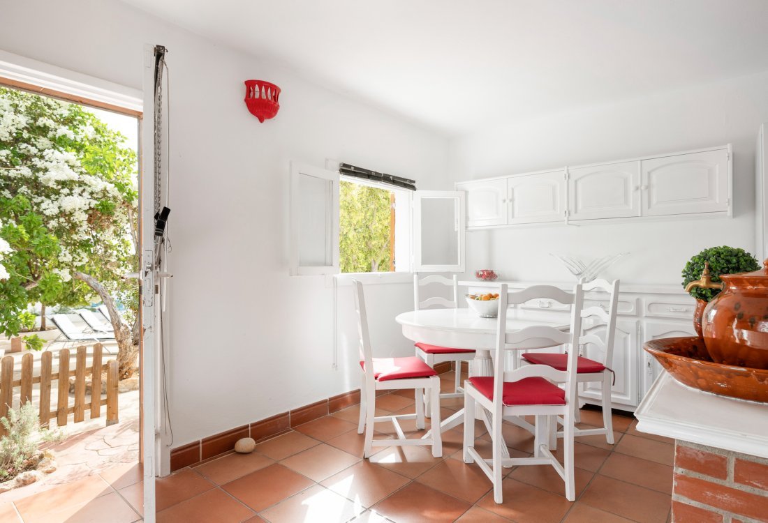 Charming house with private pool close to town - 11