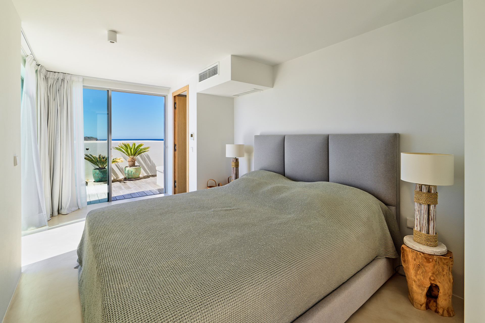 Elegante villa frente al mar con acceso privado - 17