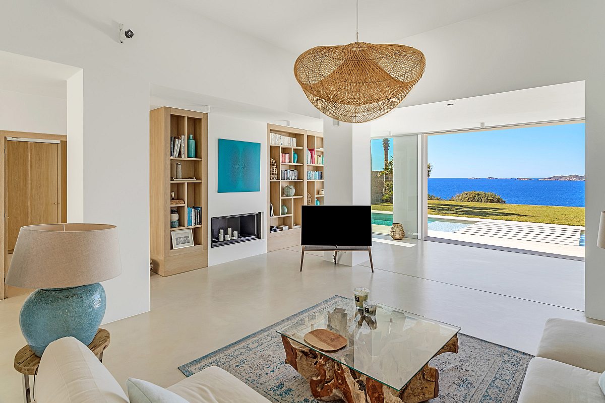 Elegant oceanfront villa with direct sea access - 3