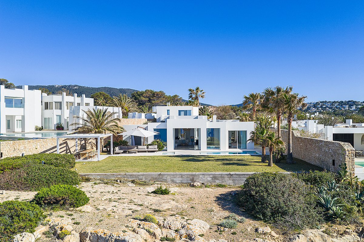 Elegant oceanfront villa with direct sea access - 2