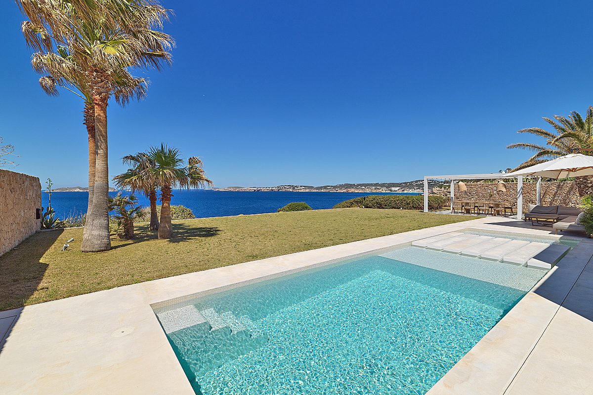 Elegant oceanfront villa with direct sea access - 1