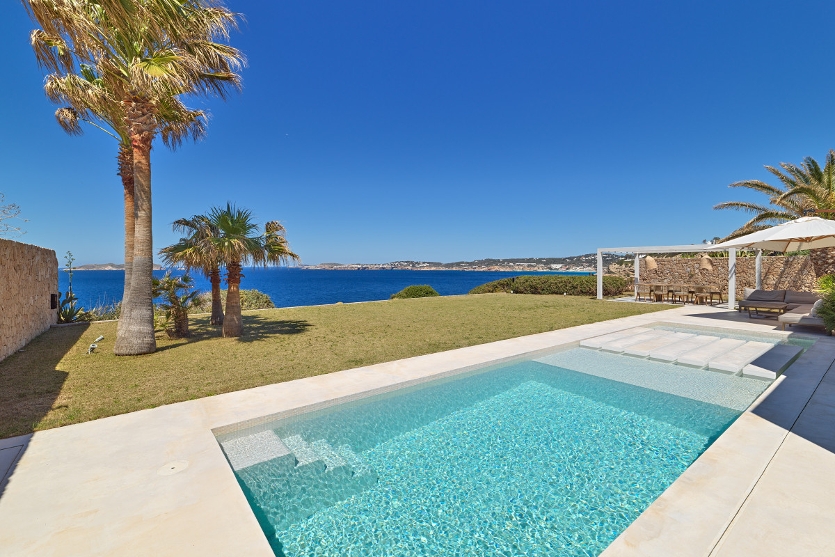 Elegante villa frente al mar con acceso privado - 1