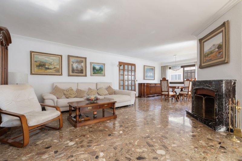 Bright and spacious apartment with large terrace - 4