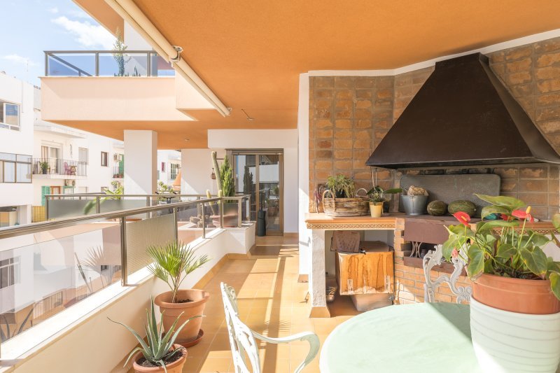 Bright and spacious apartment with large terrace - 1