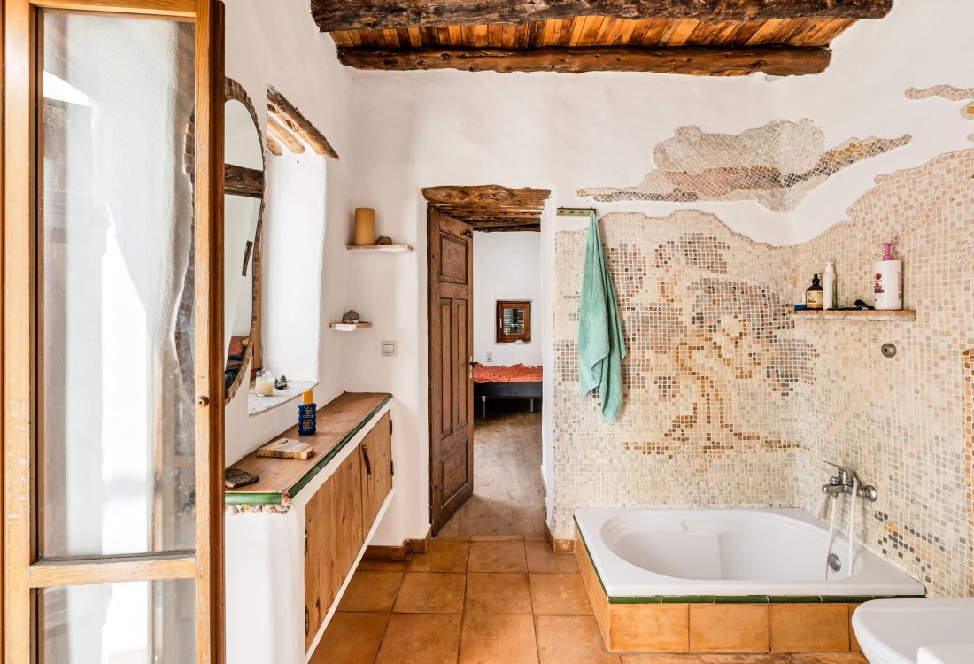 Finca histórica aislada con licencia turística - 8