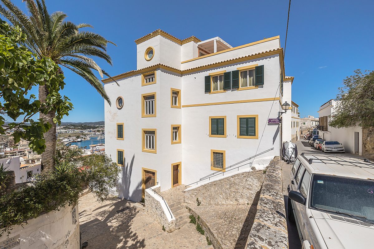 Exclusive apartment in a historic old town building - 14