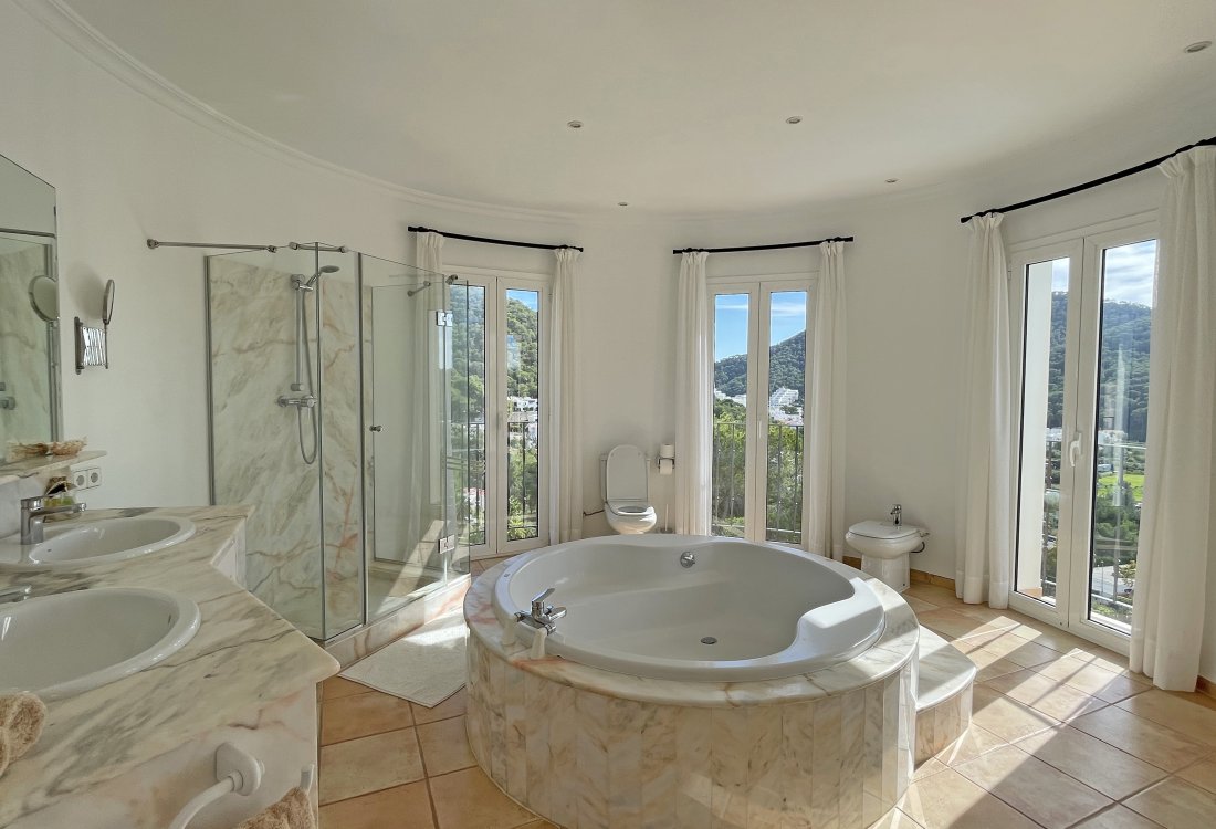 Exclusive Coastal Villa in Cala Llonga - 16