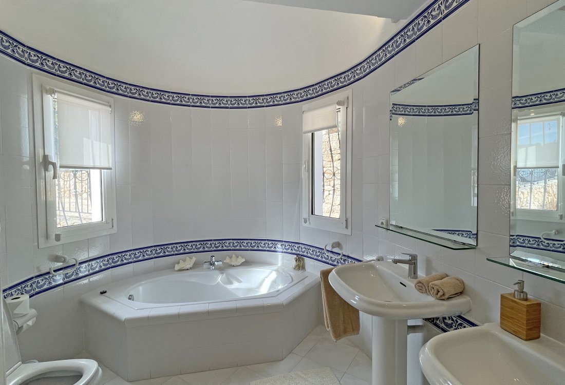 Exclusive Coastal Villa in Cala Llonga - 13