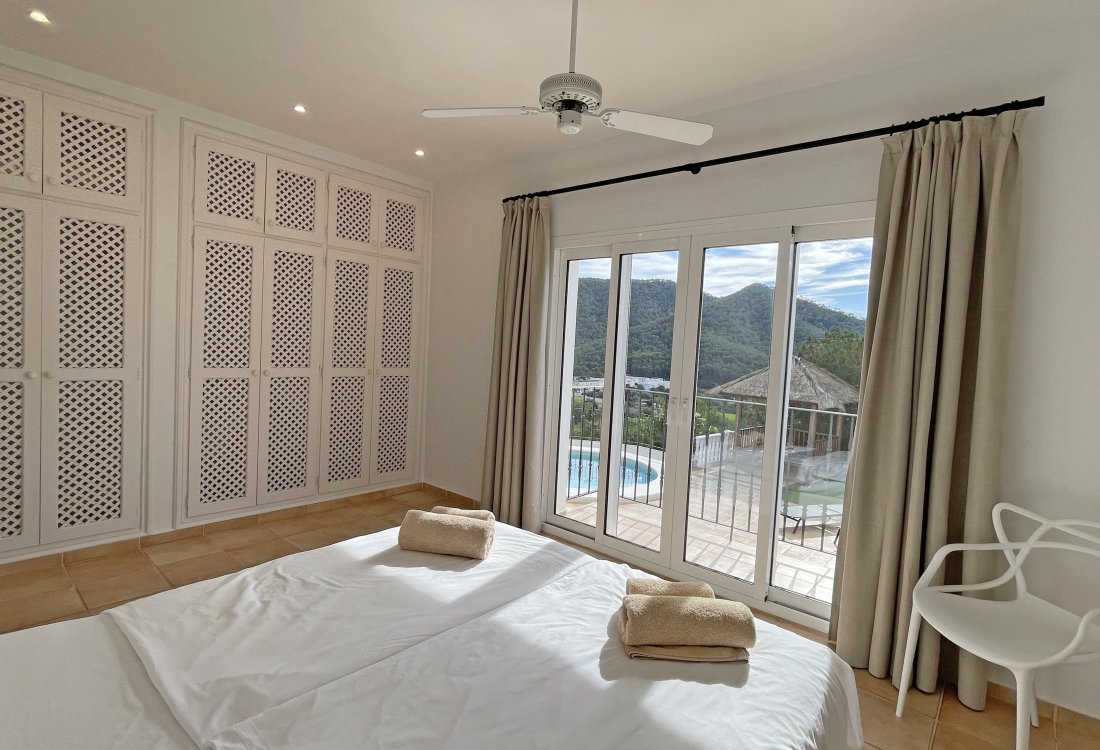 Exclusive Coastal Villa in Cala Llonga - 12