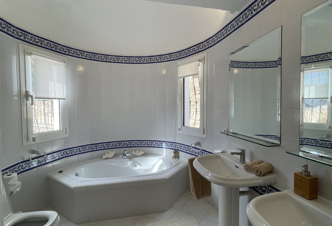 Exclusive coastal villa in Cala Llonga - 12