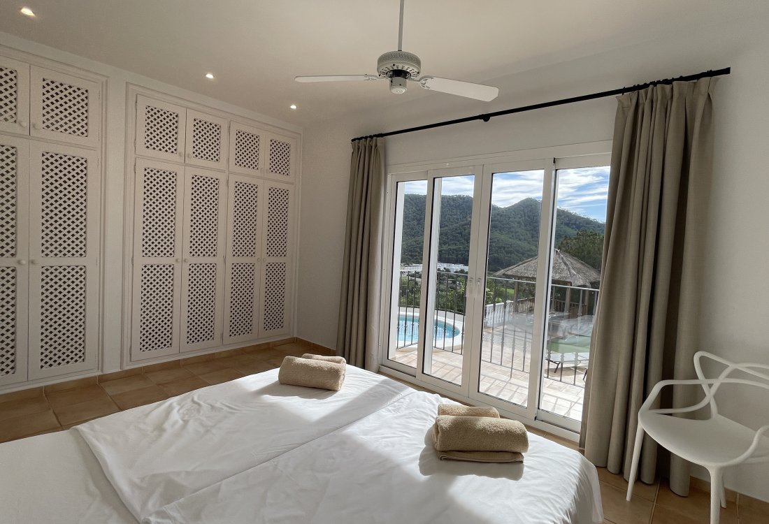 Exclusive coastal villa in Cala Llonga - 11