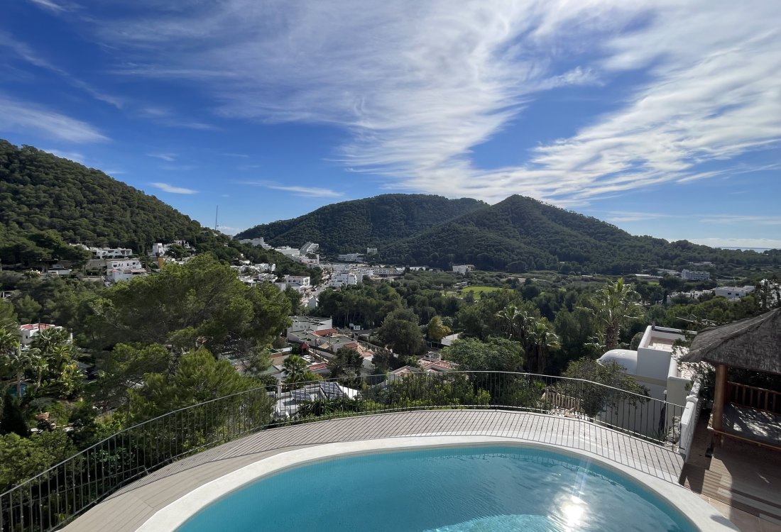 Exclusive coastal villa in Cala Llonga - 1