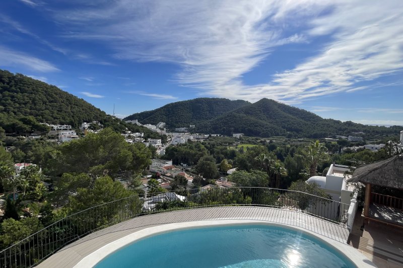 Exclusive coastal villa in Cala Llonga - 1