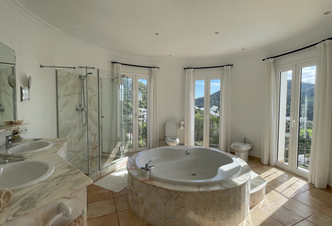 Exclusive coastal villa in Cala Llonga - 14