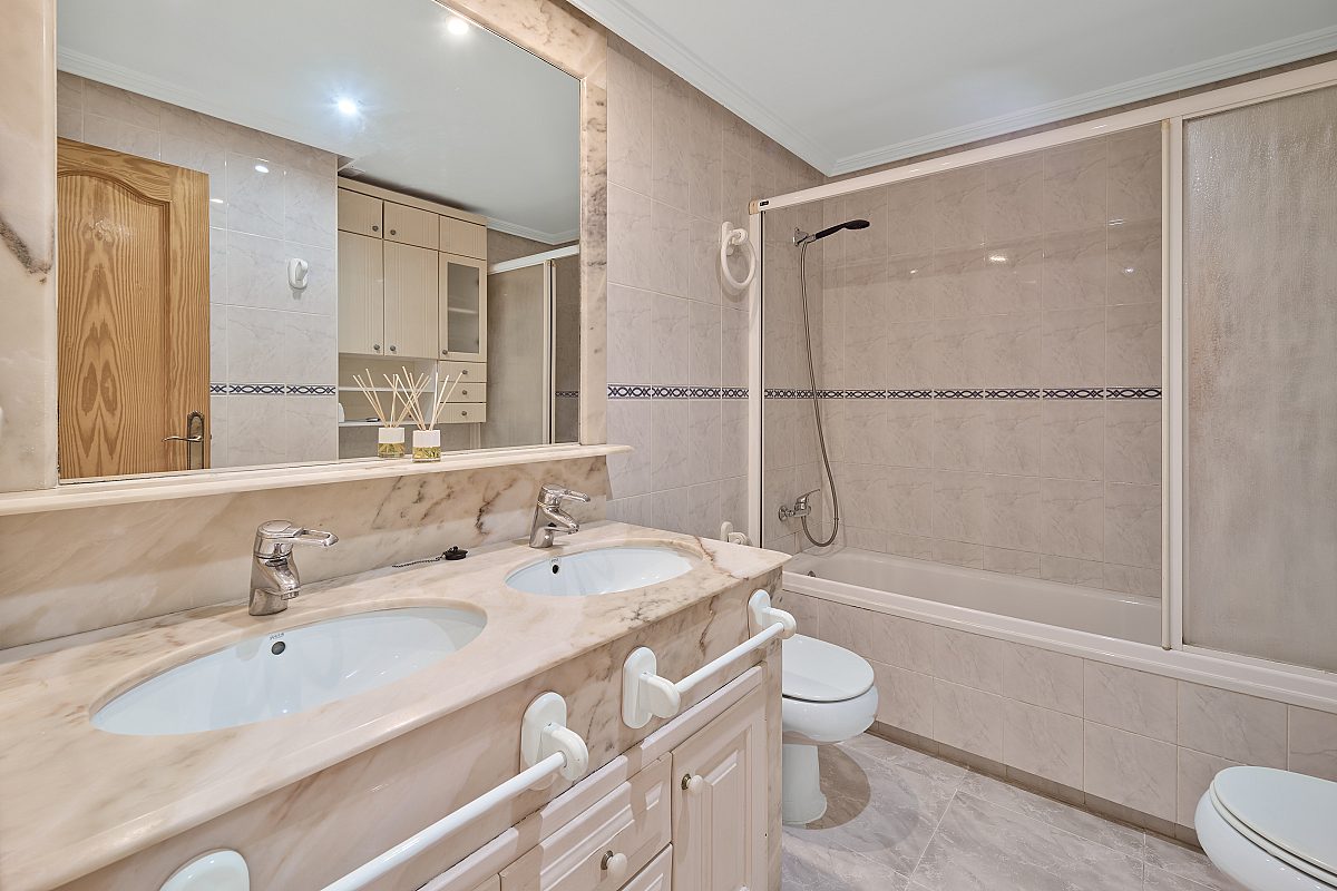 Penthouse close to the beach with large rooftop terrace - 10