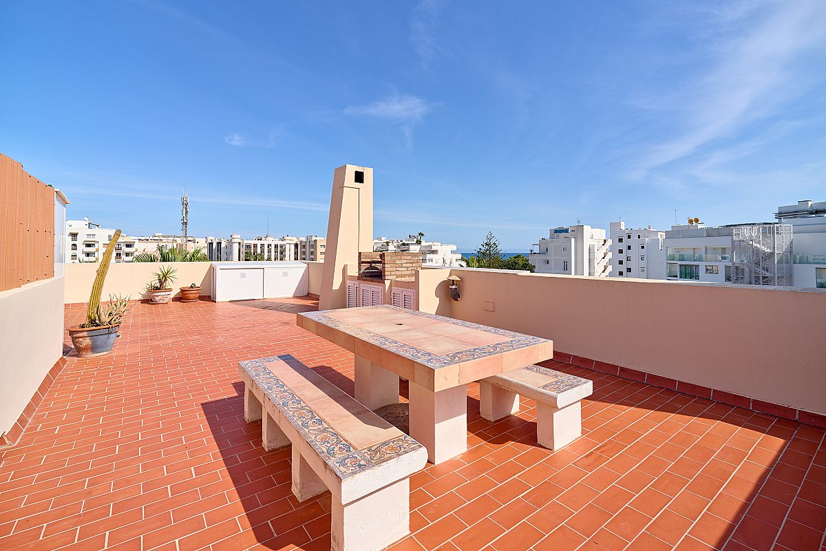 Penthouse close to the beach with large rooftop terrace - 17