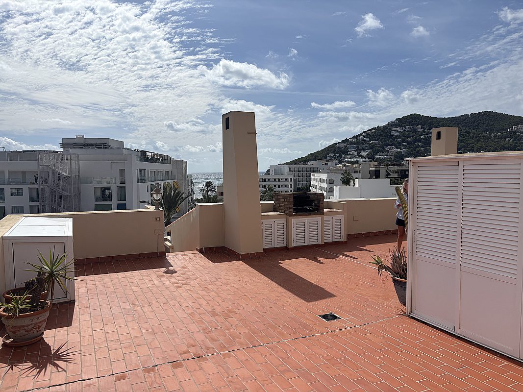 Penthouse close to the beach with large rooftop terrace - 2