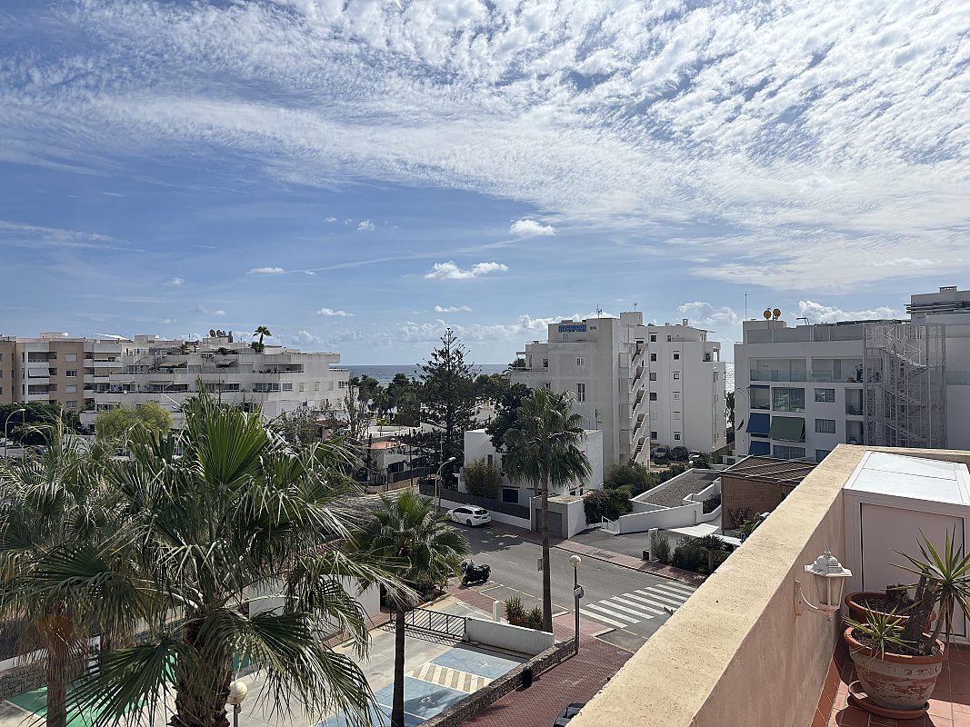 Penthouse close to the beach with large rooftop terrace - 3