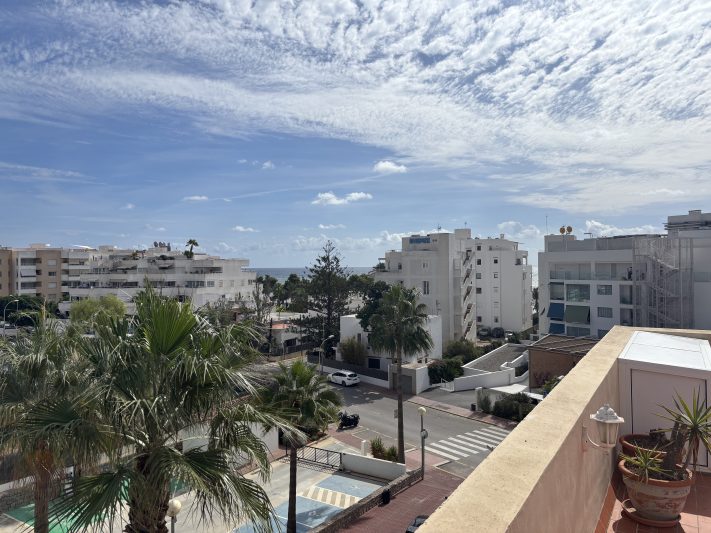 Penthouse close to the beach with large rooftop terrace - 3