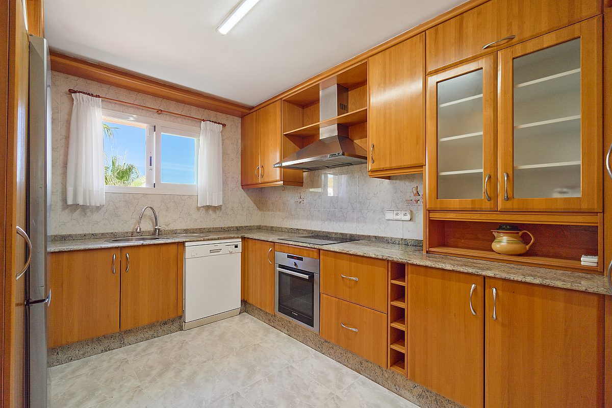 Penthouse close to the beach with large rooftop terrace - 7