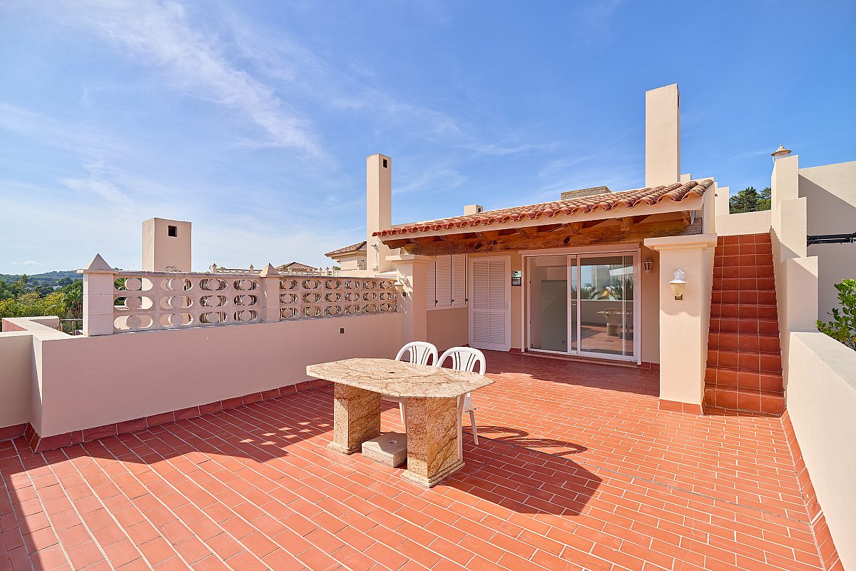 Penthouse close to the beach with large rooftop terrace - 2
