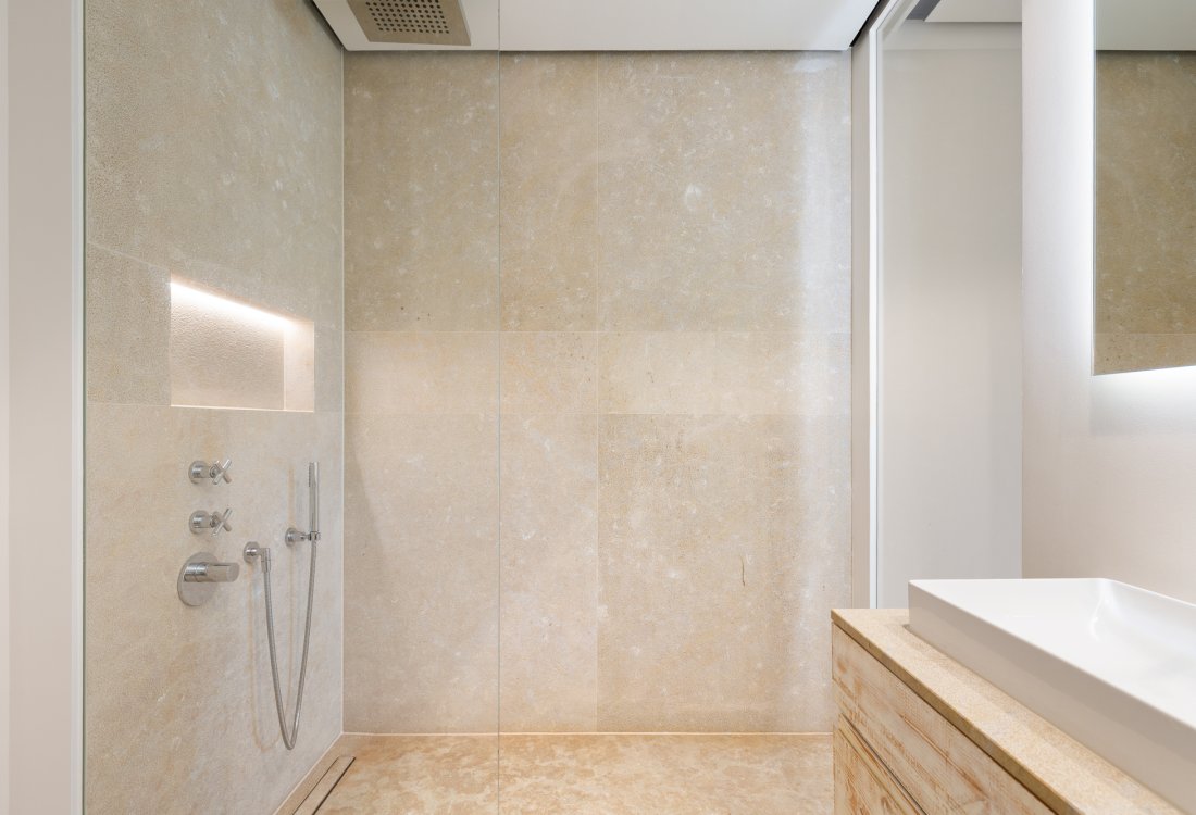 Elegant one-bedroom living moments from the sea - 11