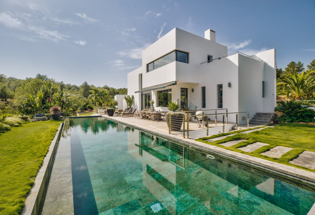Exclusive modern luxury villa with rental licence and absolute privacy - 1