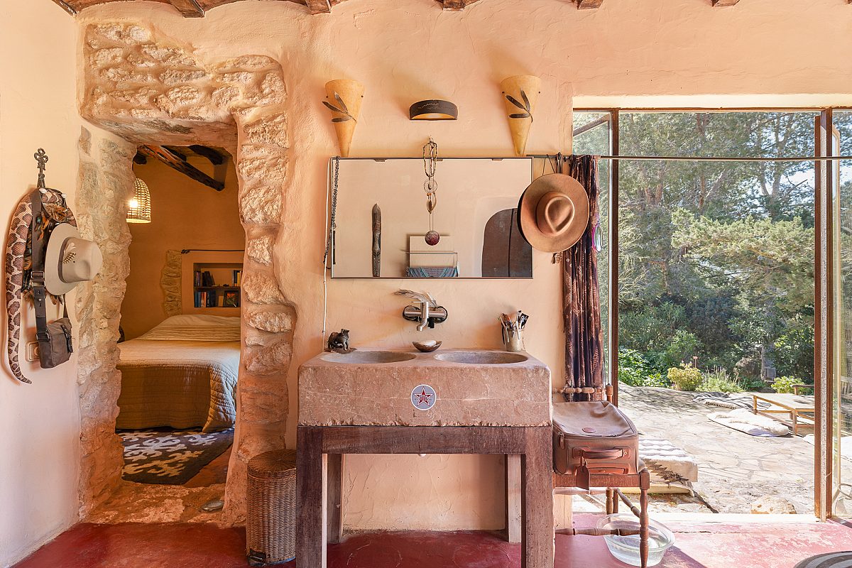 Antique ibicenan finca with guesthouse and lush gardens - 11