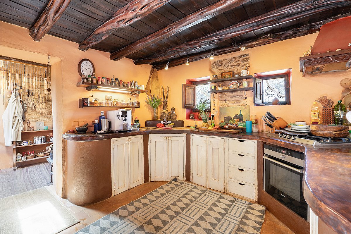 Antique ibicenan finca with guesthouse and lush gardens - 9