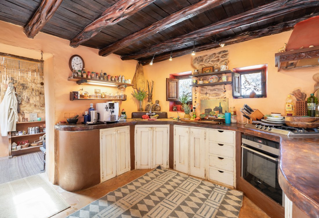 Antique ibicenan finca with guesthouse and lush gardens - 9