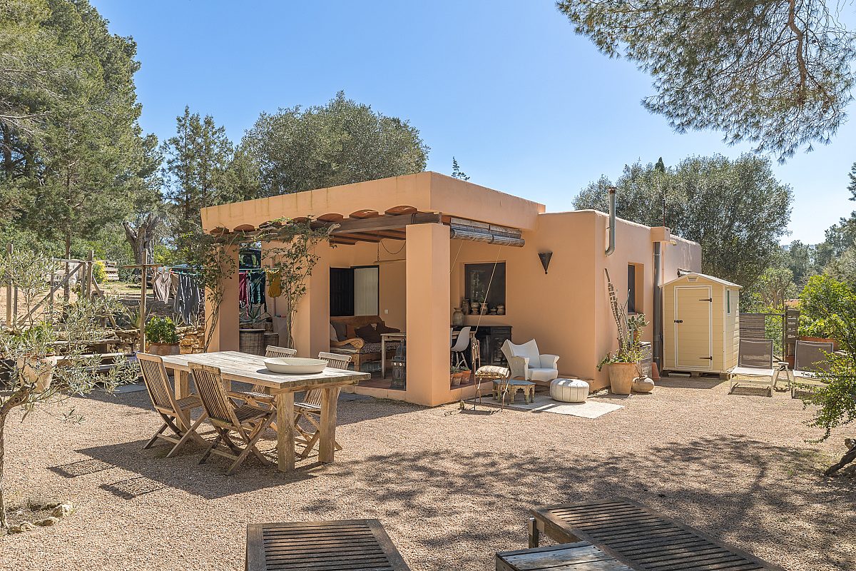 Antique ibicenan finca with guesthouse and lush gardens - 14