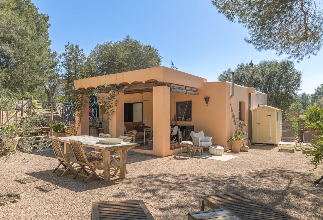 Antique ibicenan finca with guesthouse and lush gardens - 14