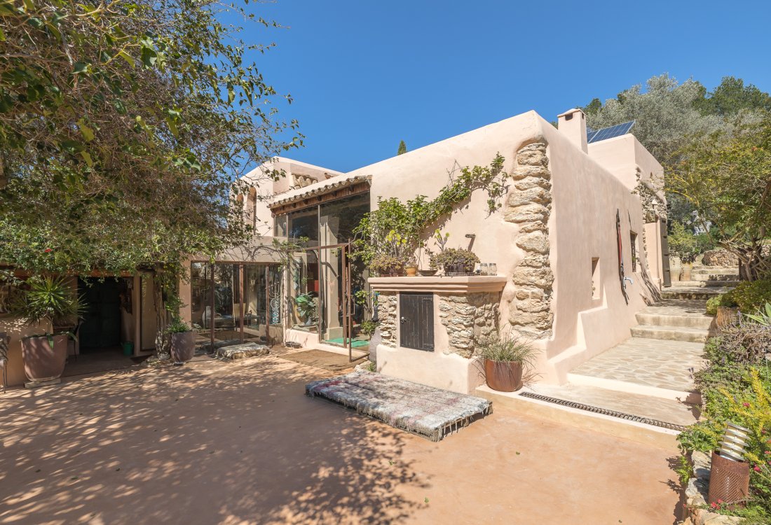 Antique ibicenan finca with guesthouse and lush gardens - 5