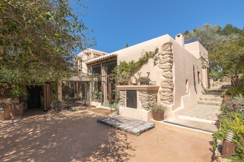 Antique ibicenan finca with guesthouse and lush gardens - 5