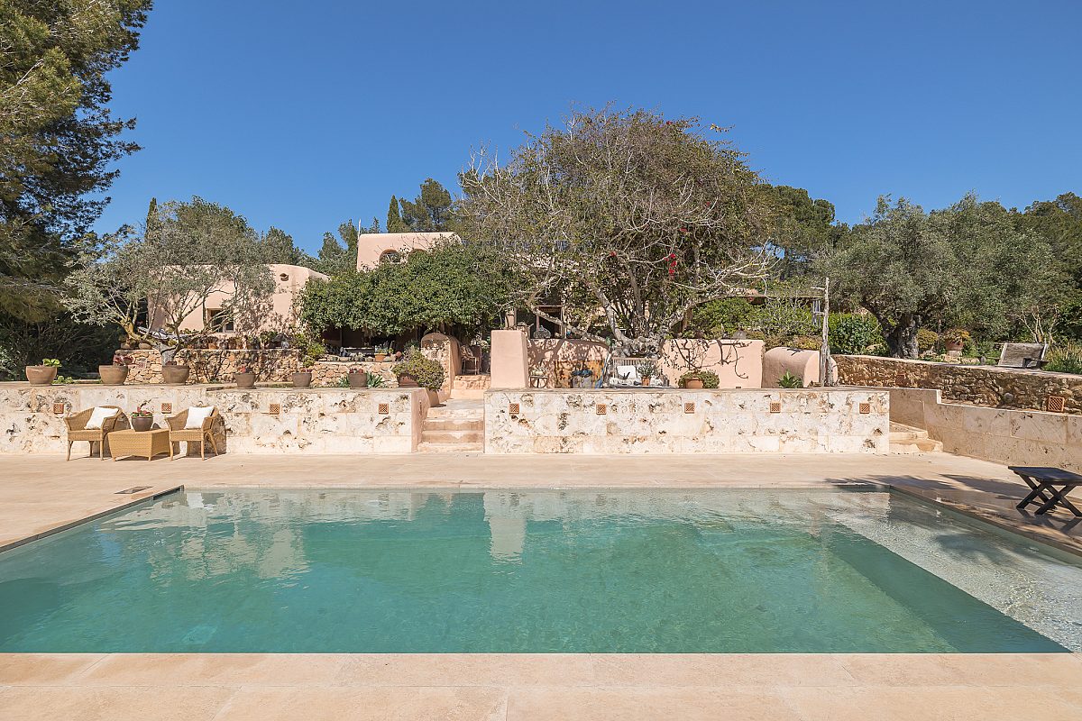 Antique ibicenan finca with guesthouse and lush gardens - 1