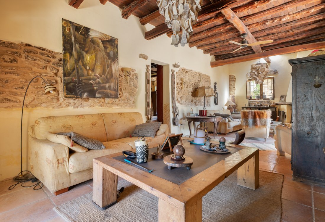 Antique ibicenan finca with guesthouse and lush gardens - 8