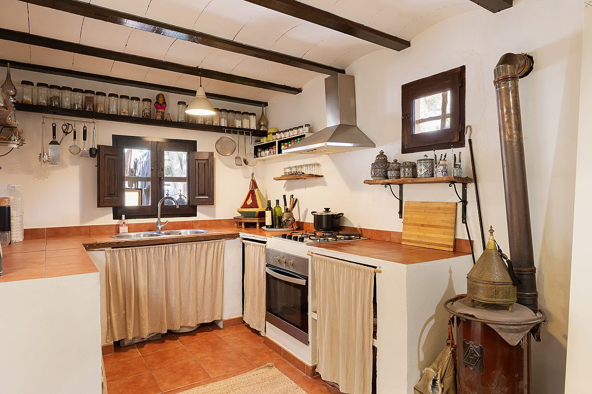 Antique ibicenan finca with guesthouse and lush gardens - 16