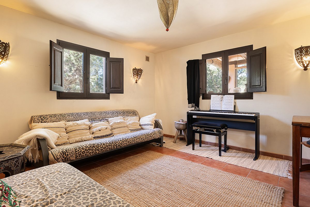 Antique ibicenan finca with guesthouse and lush gardens - 15