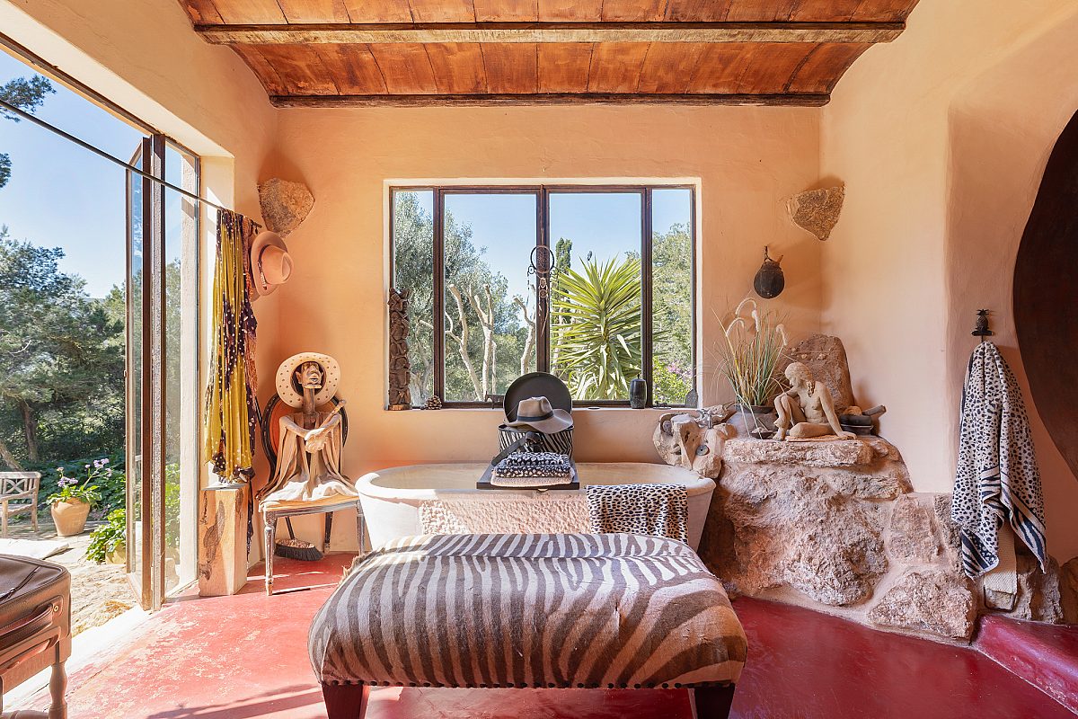 Antique ibicenan finca with guesthouse and lush gardens - 7