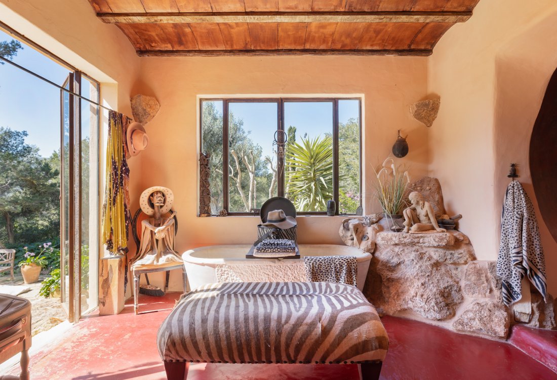 Antique ibicenan finca with guesthouse and lush gardens - 7
