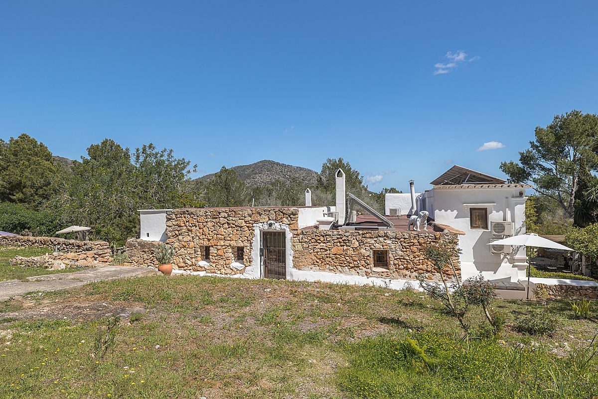 Authentic finca with timeless character - 32