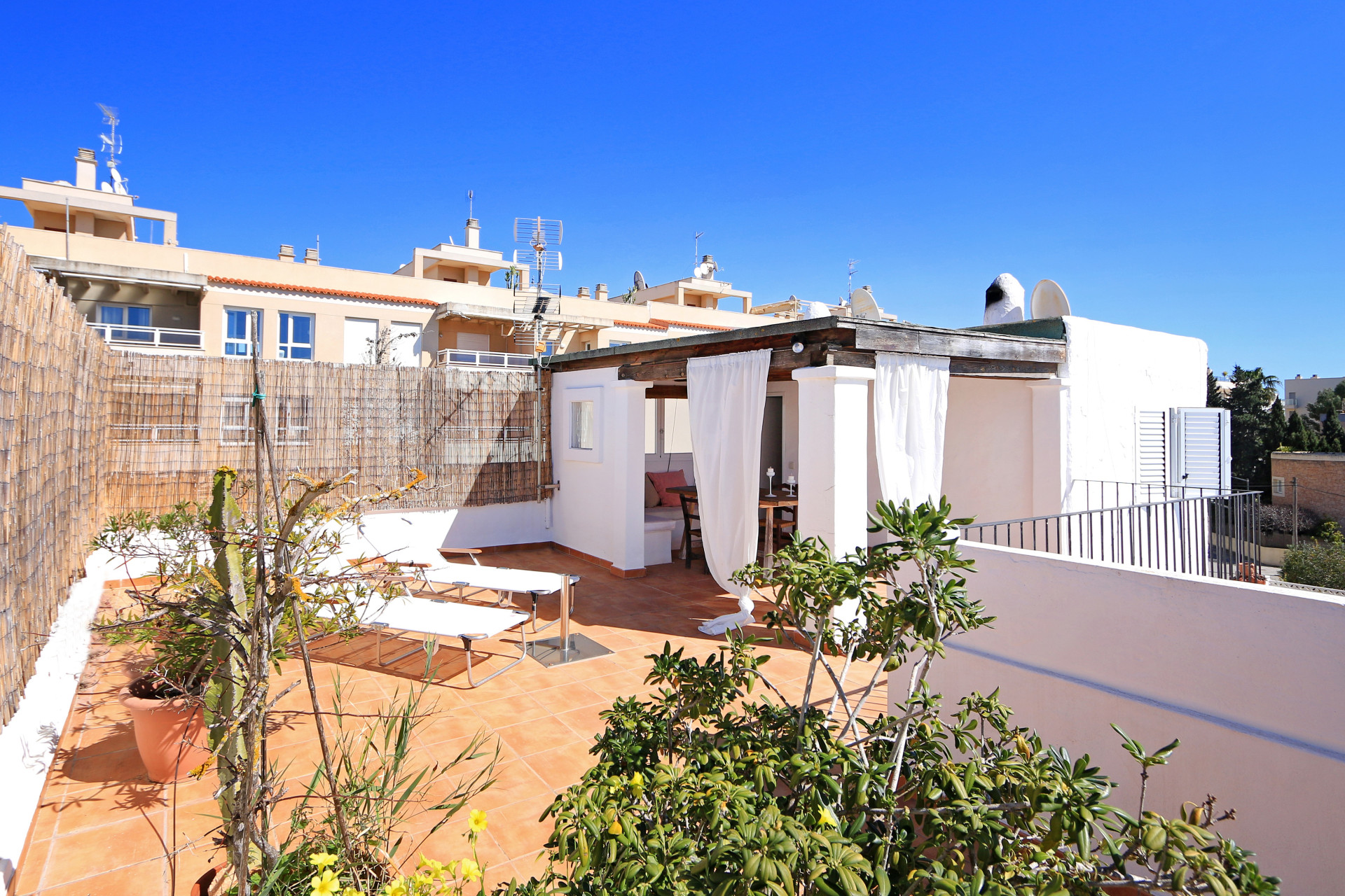 Penthouse in an excellent location just steps from the beach - 21