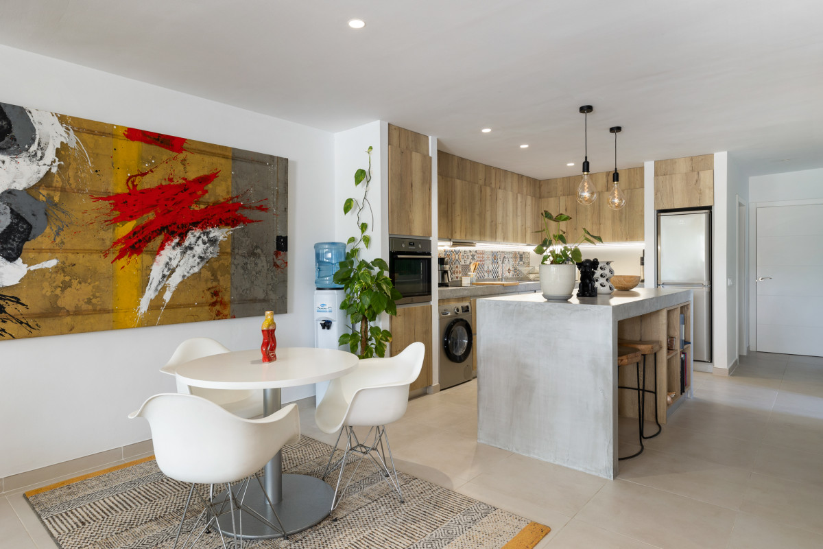 Bright apartment with spacious terrace and golf views in gated community - 4