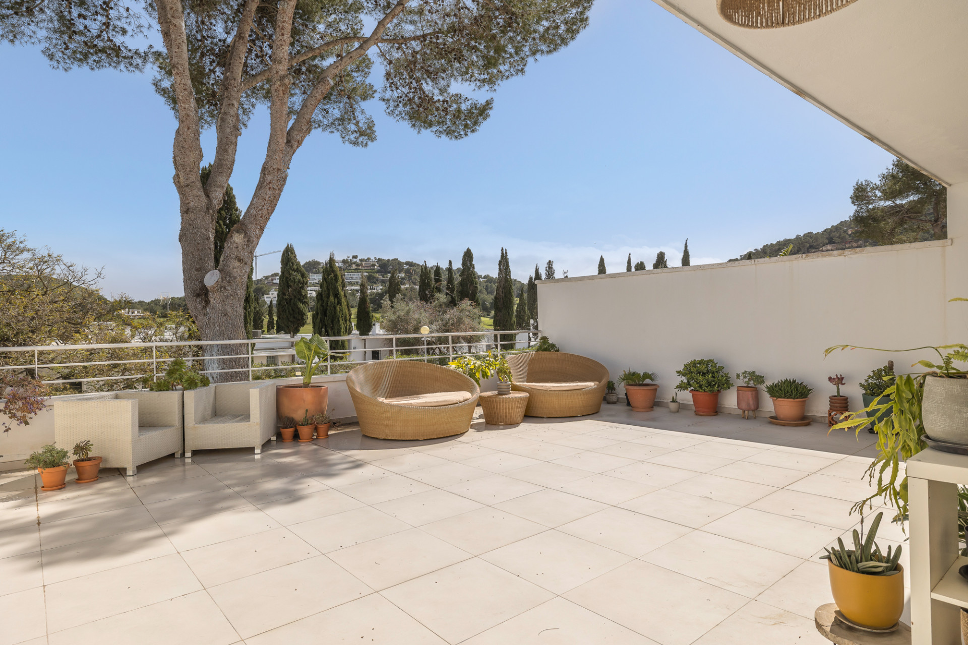 Bright apartment with spacious terrace and golf views in gated community - 1