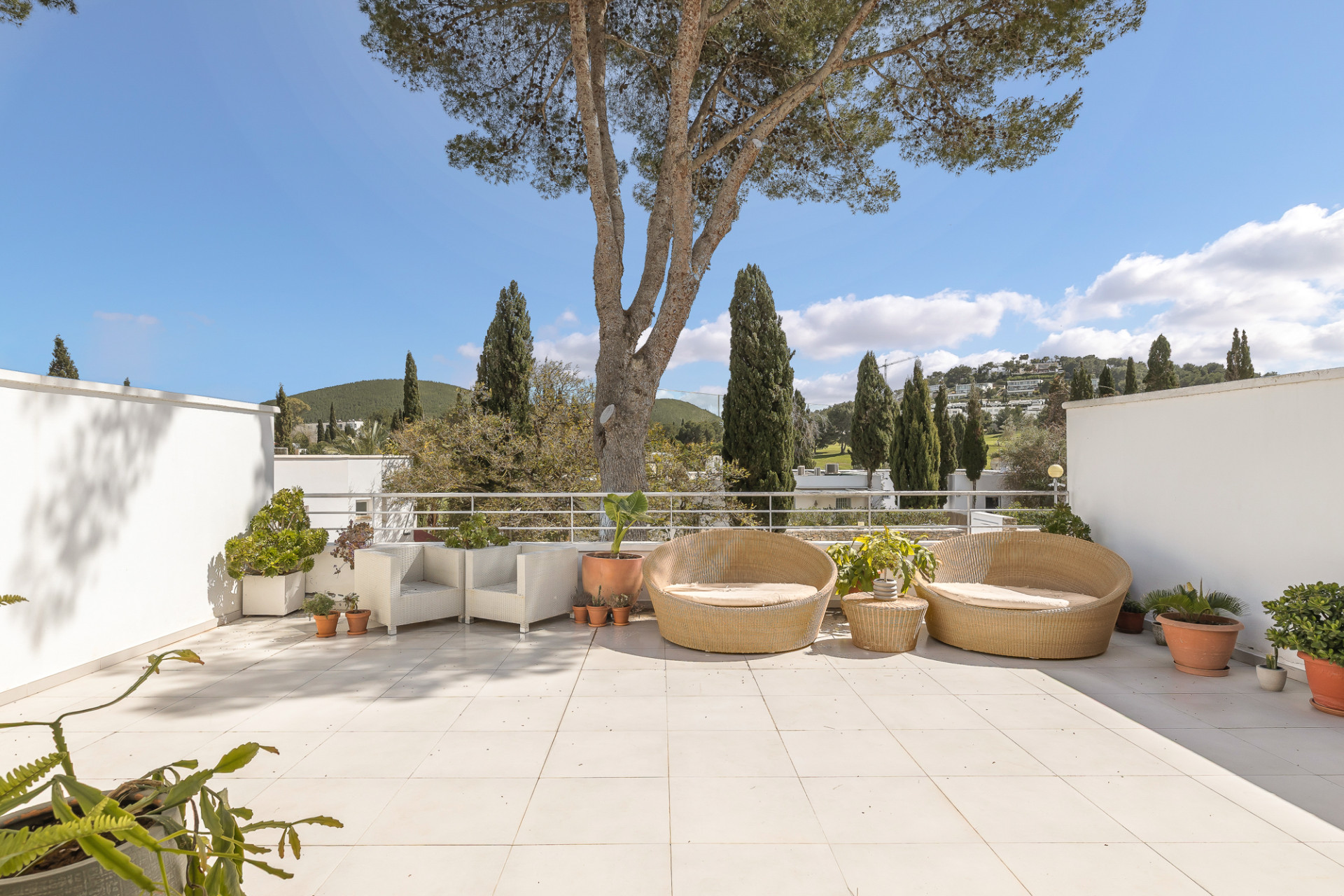 Bright apartment with spacious terrace and golf views in gated community - 17