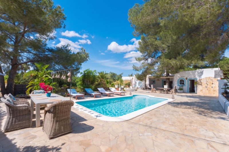 Traditional villa in sought-after location - 2