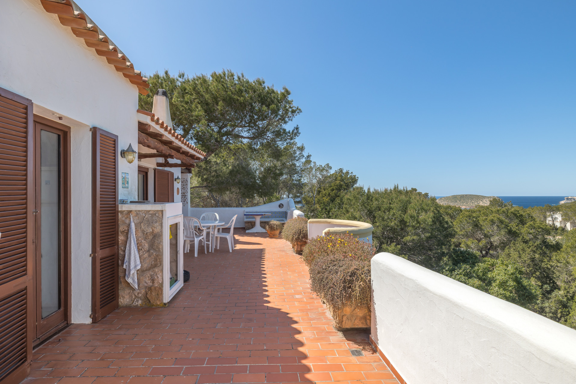 Propiedad con vistas abiertas al mar y gran potencial - 26