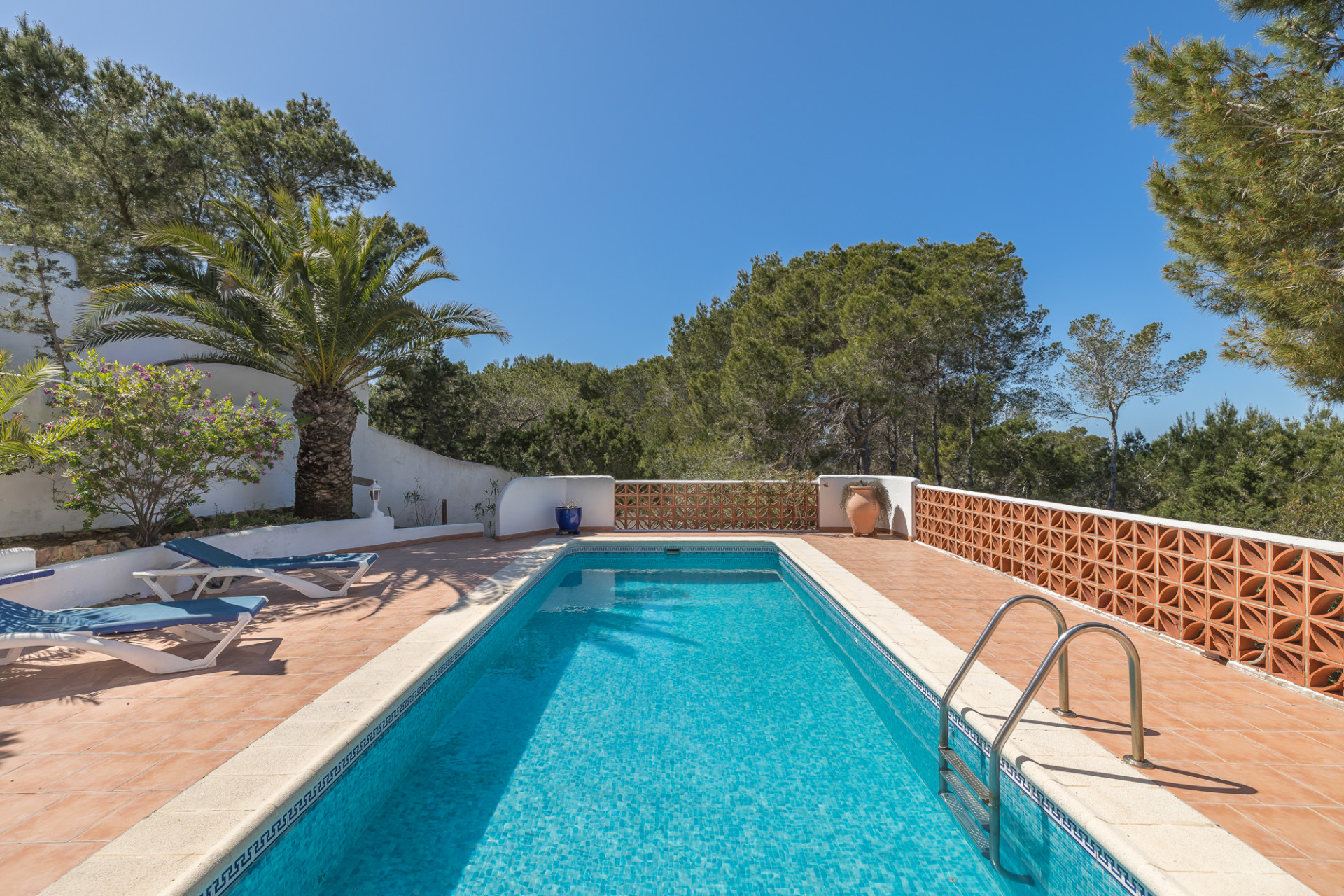 Propiedad con vistas abiertas al mar y gran potencial - 11